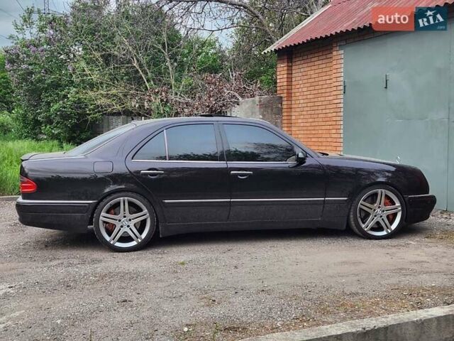 Черный Мерседес Е-Класс, объемом двигателя 5.5 л и пробегом 500 тыс. км за 20000 $, фото 6 на Automoto.ua