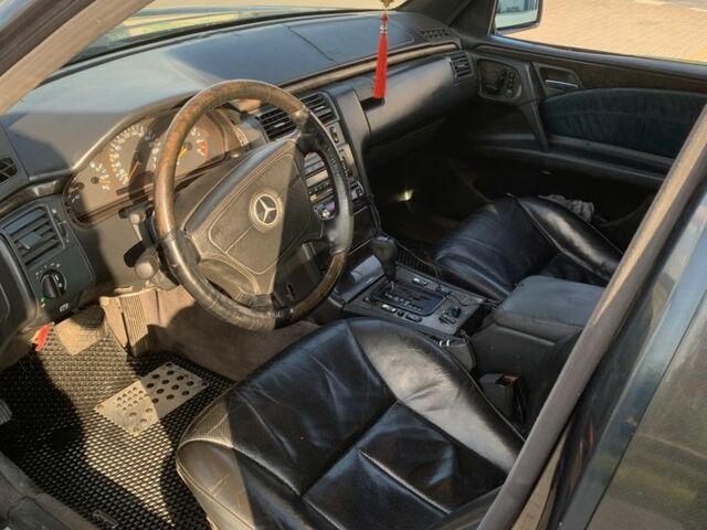 Черный Мерседес Е-Класс, объемом двигателя 3.2 л и пробегом 450 тыс. км за 2700 $, фото 4 на Automoto.ua