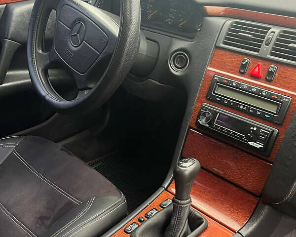 Черный Мерседес Е-Класс, объемом двигателя 2 л и пробегом 307 тыс. км за 4400 $, фото 10 на Automoto.ua