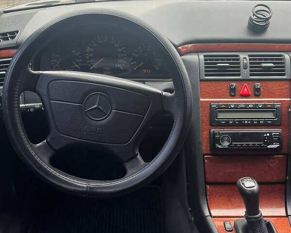 Черный Мерседес Е-Класс, объемом двигателя 2 л и пробегом 307 тыс. км за 4400 $, фото 7 на Automoto.ua