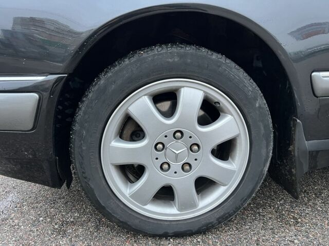 Черный Мерседес Е-Класс, объемом двигателя 3.2 л и пробегом 372 тыс. км за 4500 $, фото 8 на Automoto.ua