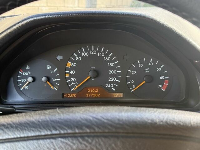 Черный Мерседес Е-Класс, объемом двигателя 2.4 л и пробегом 377 тыс. км за 1600 $, фото 7 на Automoto.ua