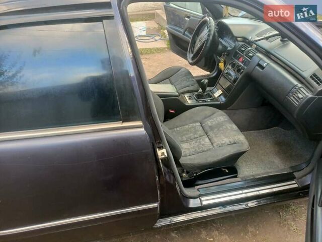 Мерседес Е-Класс 1998 в Черновцах на Automoto.ua Черный Мерседес Е-Класс, объемом двигателя 1.99 л и пробегом 301 тыс. км за 2000 $, фото 10 на Automoto.ua
