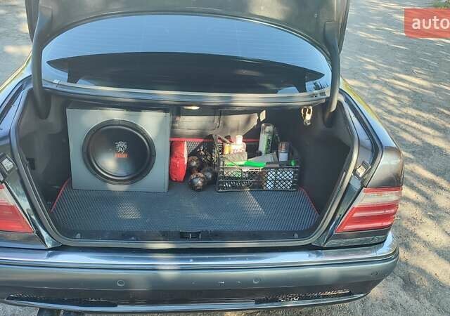 Черный Мерседес Е-Класс, объемом двигателя 3.2 л и пробегом 450 тыс. км за 4999 $, фото 2 на Automoto.ua