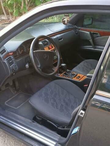 Чорний Мерседес Е-Клас, об'ємом двигуна 2 л та пробігом 312 тис. км за 4900 $, фото 4 на Automoto.ua