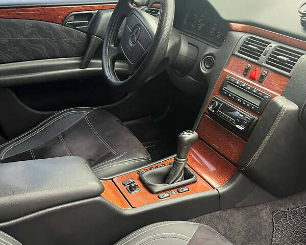 Черный Мерседес Е-Класс, объемом двигателя 2 л и пробегом 307 тыс. км за 4400 $, фото 11 на Automoto.ua