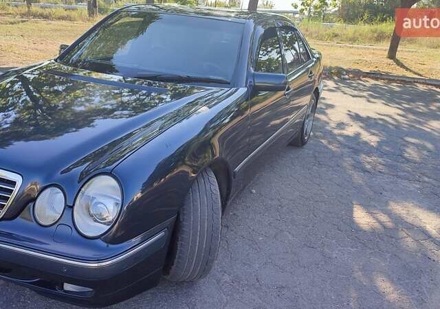 Черный Мерседес Е-Класс, объемом двигателя 3.2 л и пробегом 450 тыс. км за 4999 $, фото 1 на Automoto.ua