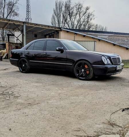 Черный Мерседес Е-Класс, объемом двигателя 5.5 л и пробегом 500 тыс. км за 20000 $, фото 3 на Automoto.ua