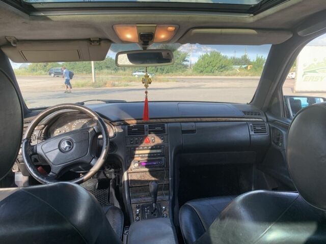 Черный Мерседес Е-Класс, объемом двигателя 3.2 л и пробегом 450 тыс. км за 2700 $, фото 5 на Automoto.ua