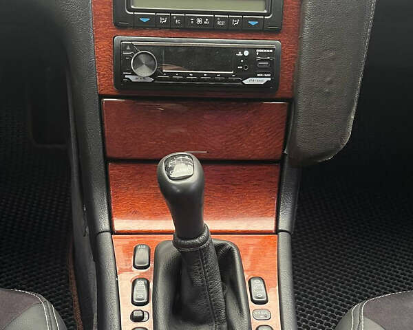 Черный Мерседес Е-Класс, объемом двигателя 2 л и пробегом 307 тыс. км за 4400 $, фото 6 на Automoto.ua