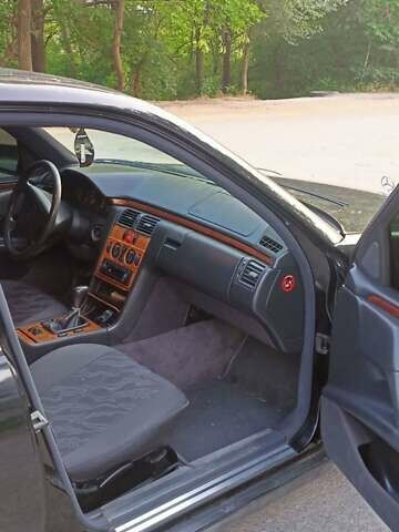 Чорний Мерседес Е-Клас, об'ємом двигуна 2 л та пробігом 312 тис. км за 4900 $, фото 5 на Automoto.ua