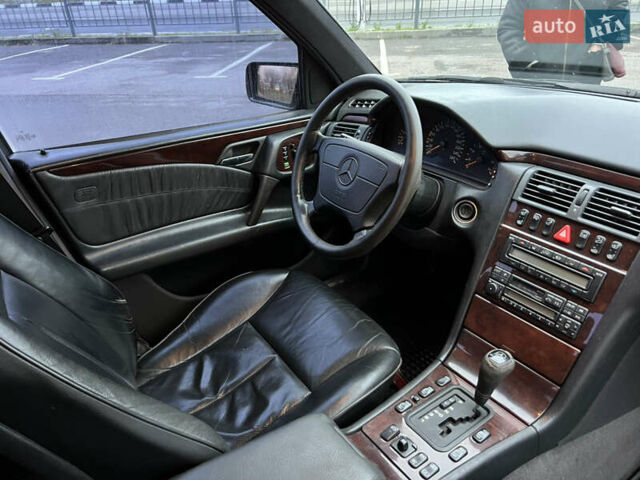 Черный Мерседес Е-Класс, объемом двигателя 3.2 л и пробегом 372 тыс. км за 4500 $, фото 29 на Automoto.ua