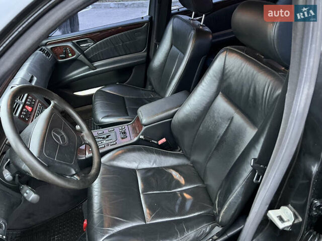 Черный Мерседес Е-Класс, объемом двигателя 3.2 л и пробегом 372 тыс. км за 4500 $, фото 35 на Automoto.ua