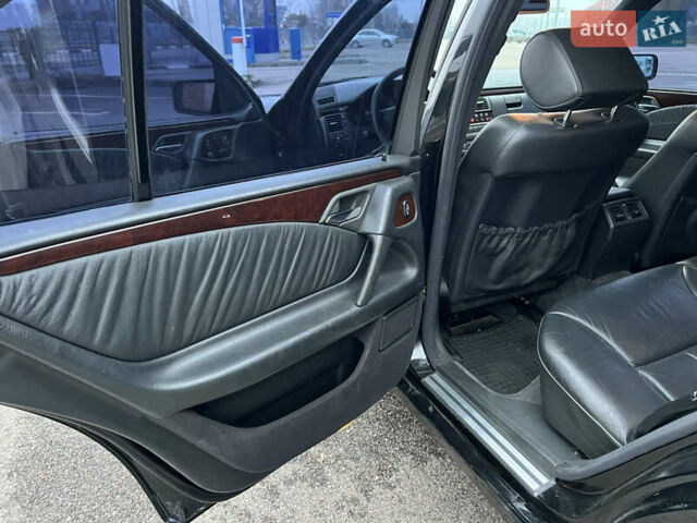 Черный Мерседес Е-Класс, объемом двигателя 3.2 л и пробегом 372 тыс. км за 4500 $, фото 39 на Automoto.ua