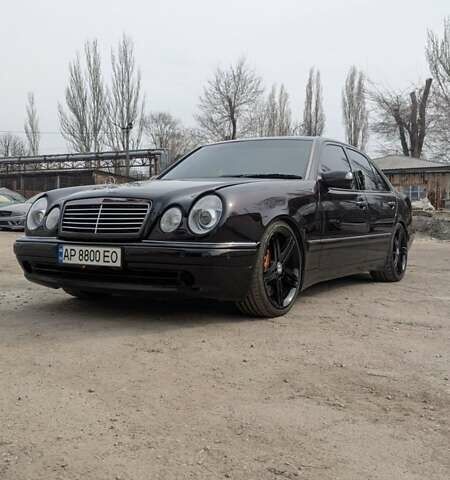 Черный Мерседес Е-Класс, объемом двигателя 5.5 л и пробегом 500 тыс. км за 20000 $, фото 5 на Automoto.ua