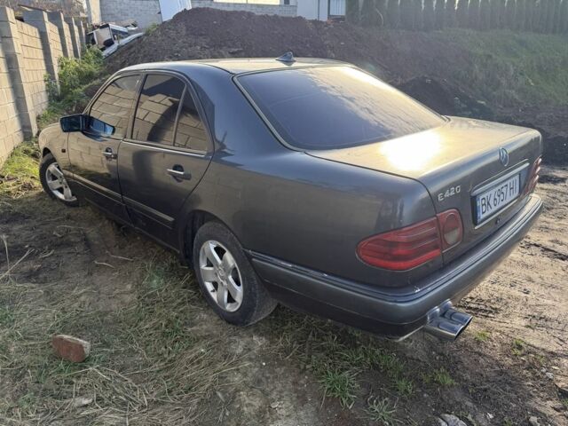 Черный Мерседес Е-Класс, объемом двигателя 2.4 л и пробегом 377 тыс. км за 1600 $, фото 2 на Automoto.ua