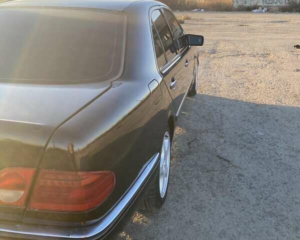 Черный Мерседес Е-Класс, объемом двигателя 2.4 л и пробегом 400 тыс. км за 2650 $, фото 3 на Automoto.ua