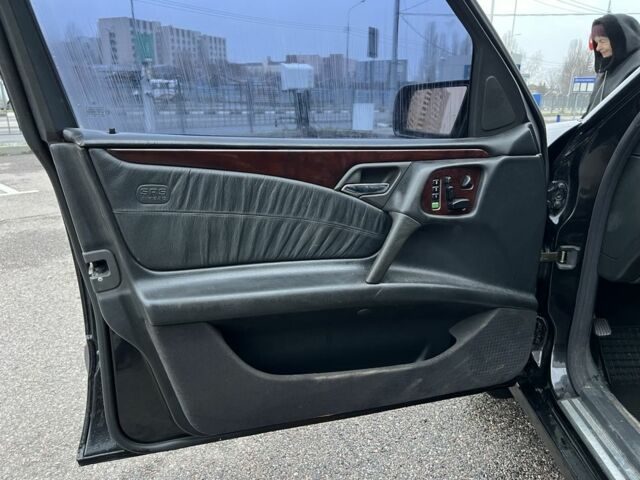 Черный Мерседес Е-Класс, объемом двигателя 3.2 л и пробегом 372 тыс. км за 4500 $, фото 22 на Automoto.ua