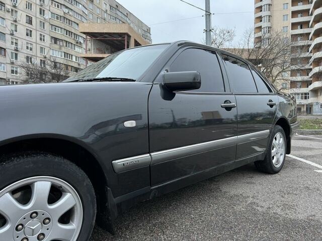 Черный Мерседес Е-Класс, объемом двигателя 3.2 л и пробегом 372 тыс. км за 4500 $, фото 7 на Automoto.ua