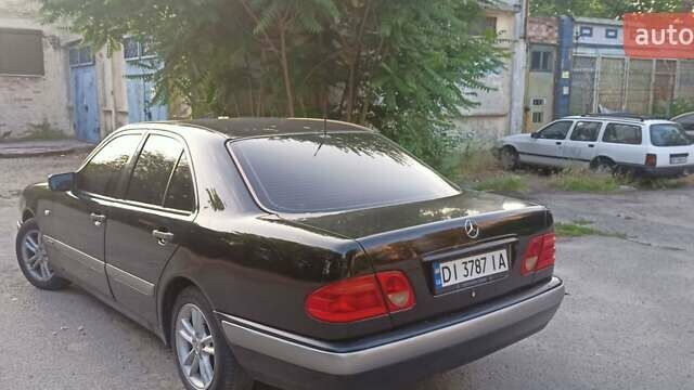 Чорний Мерседес Е-Клас, об'ємом двигуна 2 л та пробігом 312 тис. км за 4900 $, фото 3 на Automoto.ua