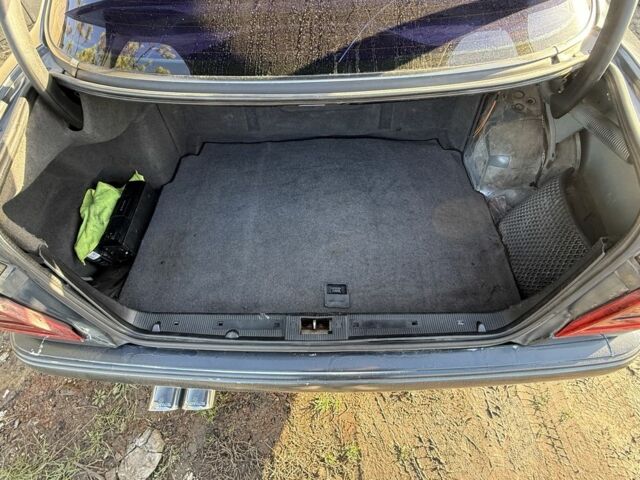 Черный Мерседес Е-Класс, объемом двигателя 2.4 л и пробегом 377 тыс. км за 1600 $, фото 6 на Automoto.ua