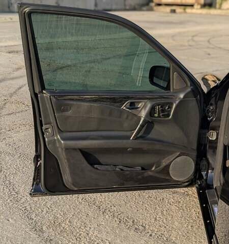 Черный Мерседес Е-Класс, объемом двигателя 5.5 л и пробегом 500 тыс. км за 20000 $, фото 13 на Automoto.ua