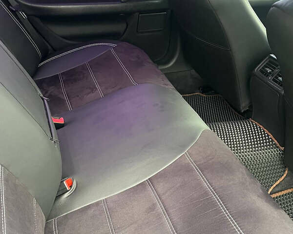 Черный Мерседес Е-Класс, объемом двигателя 2 л и пробегом 307 тыс. км за 4400 $, фото 13 на Automoto.ua