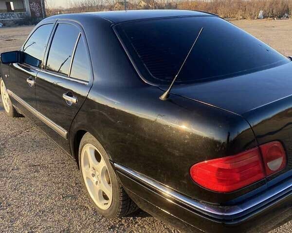 Черный Мерседес Е-Класс, объемом двигателя 2.4 л и пробегом 400 тыс. км за 2650 $, фото 9 на Automoto.ua