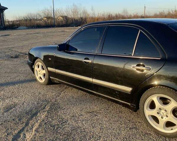 Черный Мерседес Е-Класс, объемом двигателя 2.4 л и пробегом 400 тыс. км за 2650 $, фото 8 на Automoto.ua