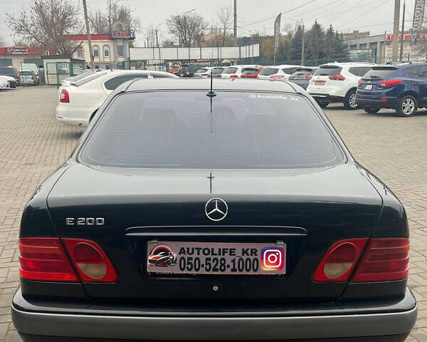 Чорний Мерседес Е-Клас, об'ємом двигуна 2 л та пробігом 307 тис. км за 3999 $, фото 4 на Automoto.ua