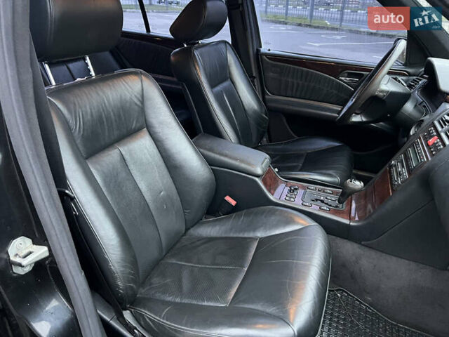 Черный Мерседес Е-Класс, объемом двигателя 3.2 л и пробегом 372 тыс. км за 4500 $, фото 30 на Automoto.ua