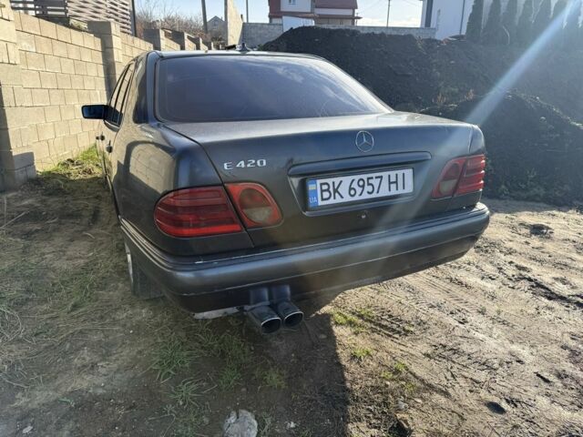 Черный Мерседес Е-Класс, объемом двигателя 2.4 л и пробегом 377 тыс. км за 1600 $, фото 5 на Automoto.ua