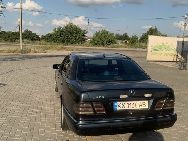 Черный Мерседес Е-Класс, объемом двигателя 3.2 л и пробегом 450 тыс. км за 2700 $, фото 2 на Automoto.ua