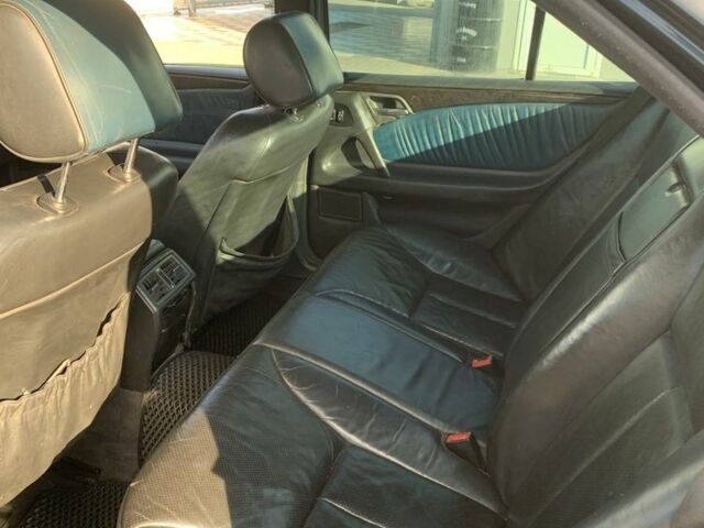 Черный Мерседес Е-Класс, объемом двигателя 3.2 л и пробегом 450 тыс. км за 2700 $, фото 6 на Automoto.ua