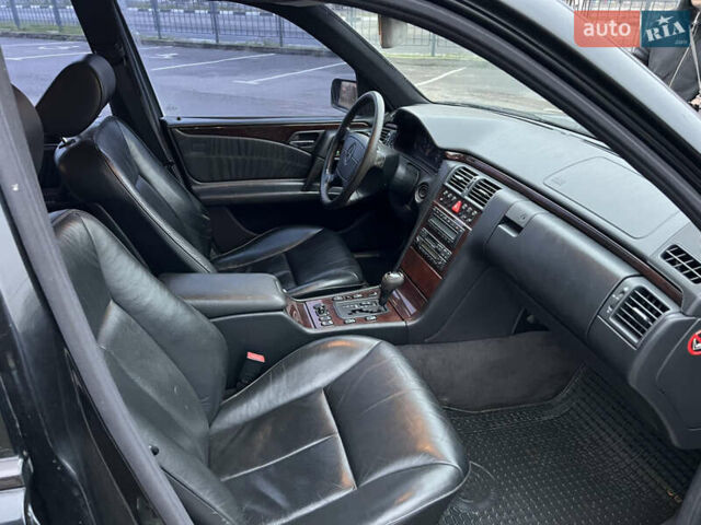 Черный Мерседес Е-Класс, объемом двигателя 3.2 л и пробегом 372 тыс. км за 4500 $, фото 28 на Automoto.ua