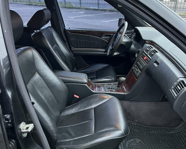 Черный Мерседес Е-Класс, объемом двигателя 3.2 л и пробегом 372 тыс. км за 4500 $, фото 32 на Automoto.ua