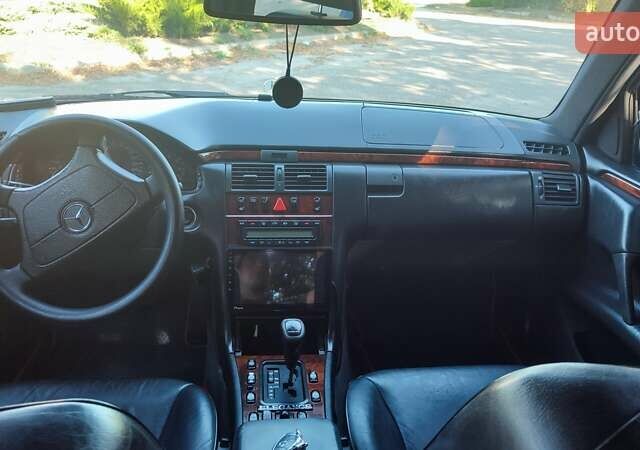 Черный Мерседес Е-Класс, объемом двигателя 3.2 л и пробегом 450 тыс. км за 4999 $, фото 11 на Automoto.ua