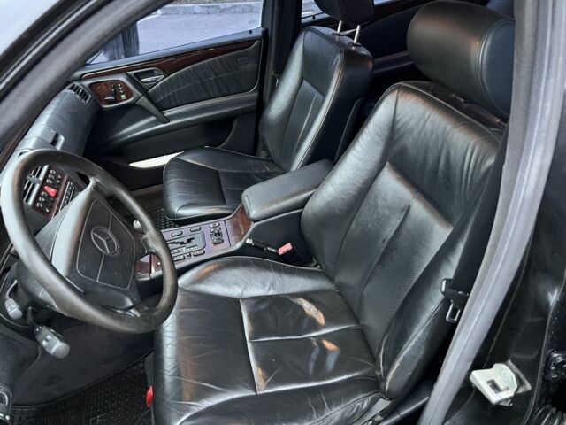 Черный Мерседес Е-Класс, объемом двигателя 3.2 л и пробегом 372 тыс. км за 4500 $, фото 20 на Automoto.ua