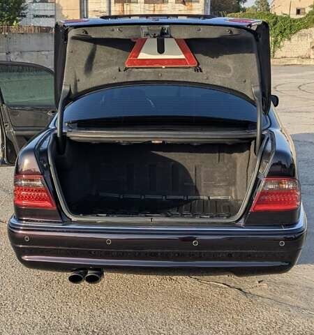 Черный Мерседес Е-Класс, объемом двигателя 5.5 л и пробегом 500 тыс. км за 20000 $, фото 21 на Automoto.ua