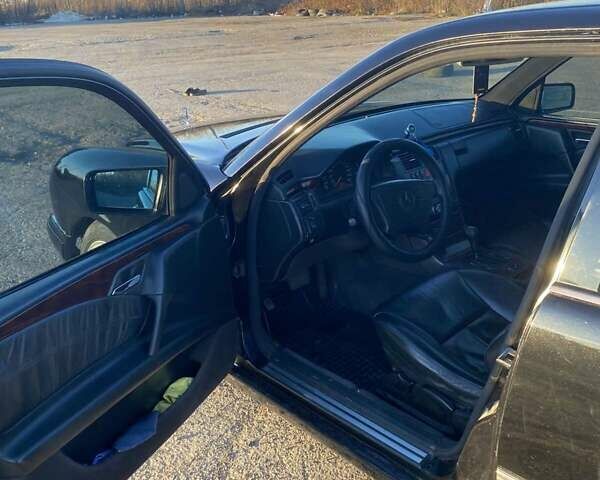 Черный Мерседес Е-Класс, объемом двигателя 2.4 л и пробегом 400 тыс. км за 2650 $, фото 6 на Automoto.ua