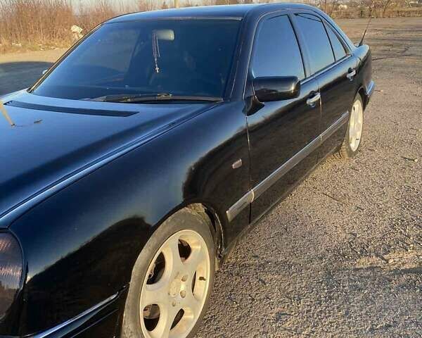 Черный Мерседес Е-Класс, объемом двигателя 2.4 л и пробегом 400 тыс. км за 2650 $, фото 5 на Automoto.ua