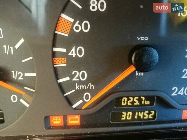 Мерседес Е-Класс 1998 в Черновцах на Automoto.ua Черный Мерседес Е-Класс, объемом двигателя 1.99 л и пробегом 301 тыс. км за 2000 $, фото 9 на Automoto.ua