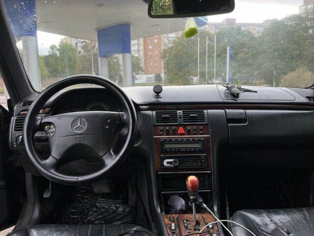 Черный Мерседес Е-Класс, объемом двигателя 2.7 л и пробегом 300 тыс. км за 3750 $, фото 6 на Automoto.ua