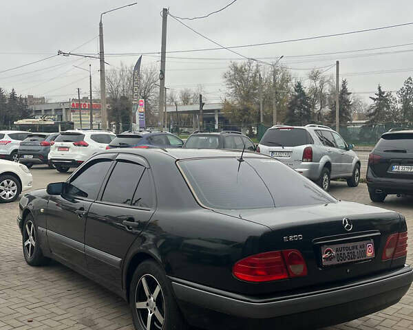 Чорний Мерседес Е-Клас, об'ємом двигуна 2 л та пробігом 307 тис. км за 3999 $, фото 3 на Automoto.ua