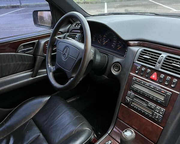 Черный Мерседес Е-Класс, объемом двигателя 3.2 л и пробегом 372 тыс. км за 4500 $, фото 31 на Automoto.ua