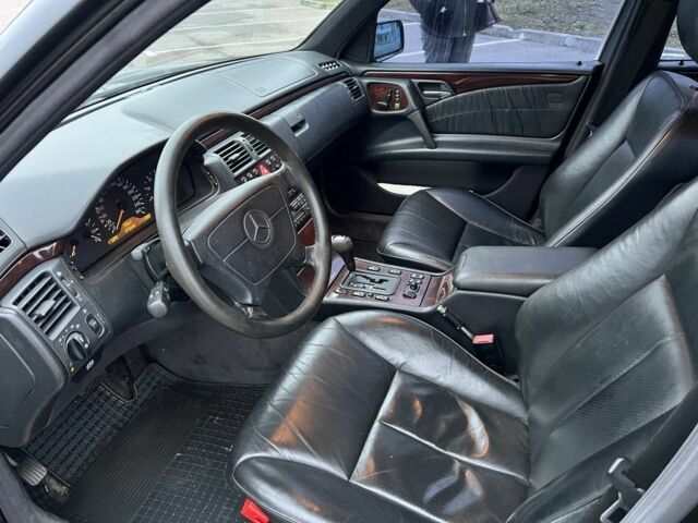 Черный Мерседес Е-Класс, объемом двигателя 3.2 л и пробегом 372 тыс. км за 4500 $, фото 19 на Automoto.ua