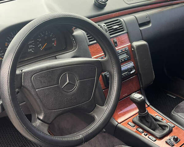 Черный Мерседес Е-Класс, объемом двигателя 2 л и пробегом 307 тыс. км за 4400 $, фото 8 на Automoto.ua