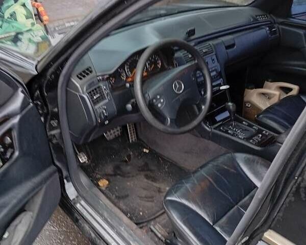 Чорний Мерседес Е-Клас, об'ємом двигуна 3.2 л та пробігом 343 тис. км за 3000 $, фото 11 на Automoto.ua