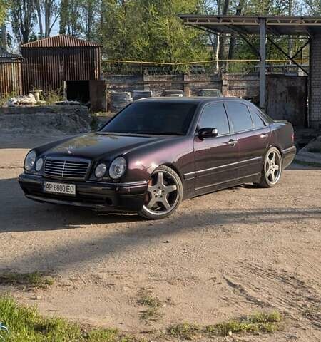 Черный Мерседес Е-Класс, объемом двигателя 5.5 л и пробегом 500 тыс. км за 20000 $, фото 7 на Automoto.ua