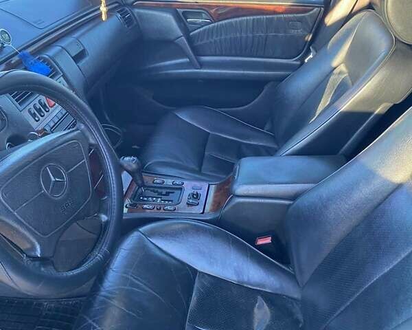 Черный Мерседес Е-Класс, объемом двигателя 2.4 л и пробегом 400 тыс. км за 2650 $, фото 7 на Automoto.ua